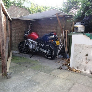 fz6 in zomerstalling.JPG