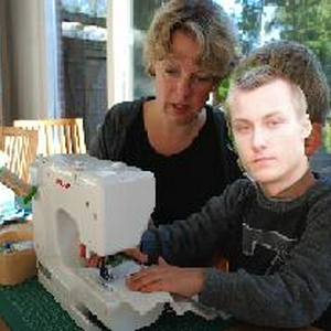 Geert achter de naaimachine.jpg