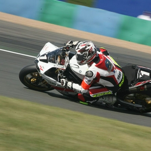 gwen-giabbani-pilote-yart-yamaha-r1-bol-d-or-2010-interieur.jpg