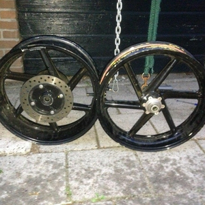 TK: Velgenset met achterschijf CBR PC25 600 F2