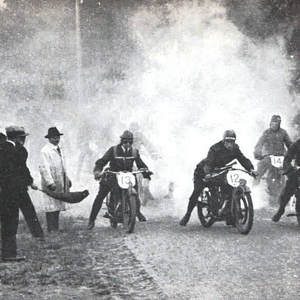 Start van de 1e TT.jpg