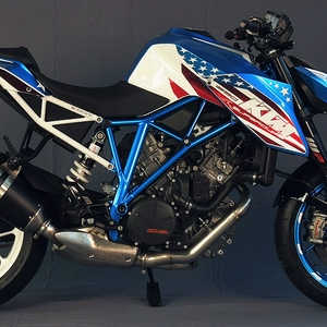 ktm_1290_superduke_r_patriot_06.jpg