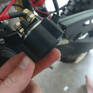 electronische onderdelen van een klein crossmotortje