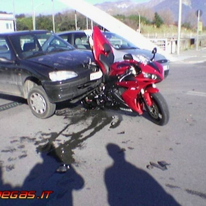 R1 2004 crashed1.jpg