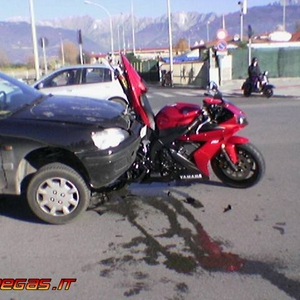 R1 2004 crashed2.jpg