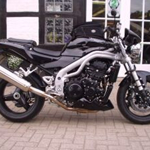 speed triple black.jpg