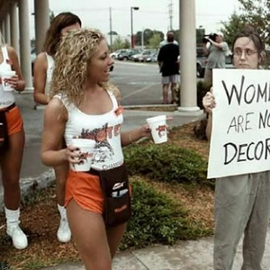 202-hooters.jpg