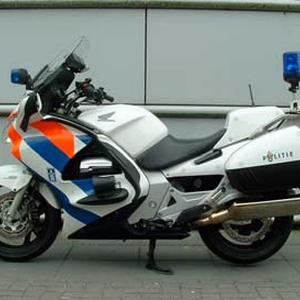 STX-1300-politie-zijaanzicht.jpg