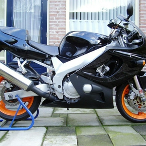 T.K. FZR600R met thundercatkuip  vele onderdelen!!