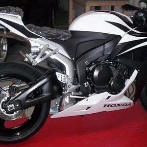 Met spoed gezocht een race-kuip van een CBR600RR 2007