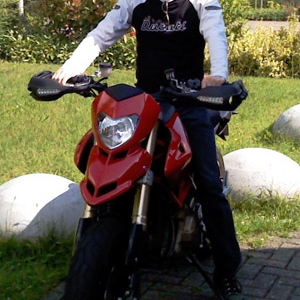 hypermotard1.jpg