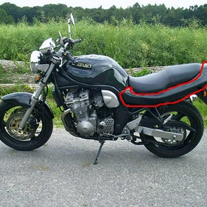 SUzuki Bandit 600N>>> kap links onder het zadel GEZOCHT!