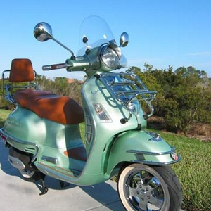 Motorscooter in opmars..