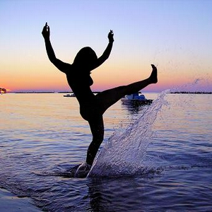 760797_29153390-alive-splash-kick.jpg
