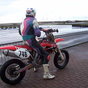 wedtrijdklare supermoto's  Honda cr 450 en Husqvarna tc 450
