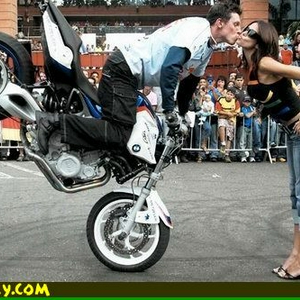 stoppie_kiss.jpg