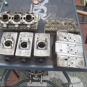 Diverse Suzuki cilinders en koppen.