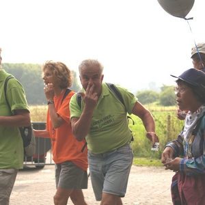 Twee_vingers_in_neus.jpg