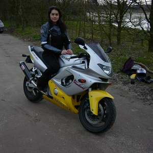 Zijkant op motor.JPG