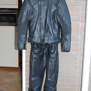 Te koop in zwart lederen combipak €100