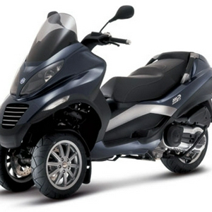 Zwaaien naar een Piaggio MP3