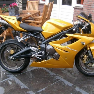 Triumph Daytona 675 scorched yellow!