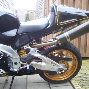 motoruitlaat2 004klein.JPG