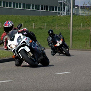 Pisang en Yamaha FZR (ps).jpg