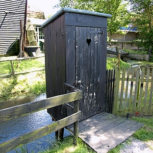 450px-Toilethuisje.jpg