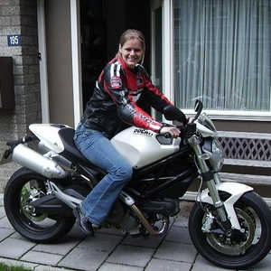 Annelies op motor 2.jpg