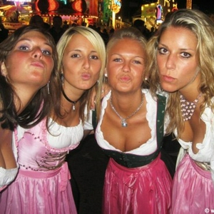 oktoberfest-dirndl-3-girls-2.jpg
